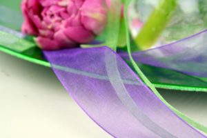 florale Deko mit Organzaband