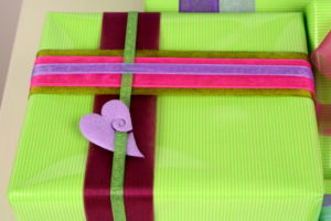 Geschenkverpackung mit Organzaband und Accessoires